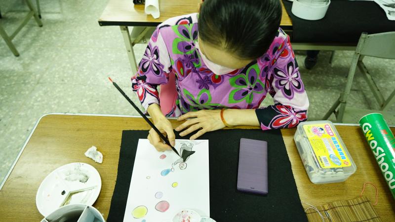 學員美鳳正在使用水墨技法創作她的Line貼圖作品