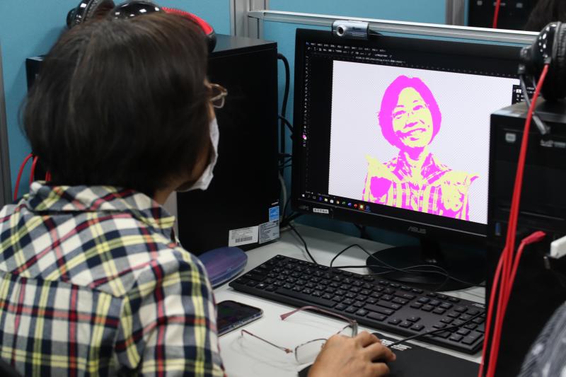 學員用修圖軟體將自己的照片修成普普風。