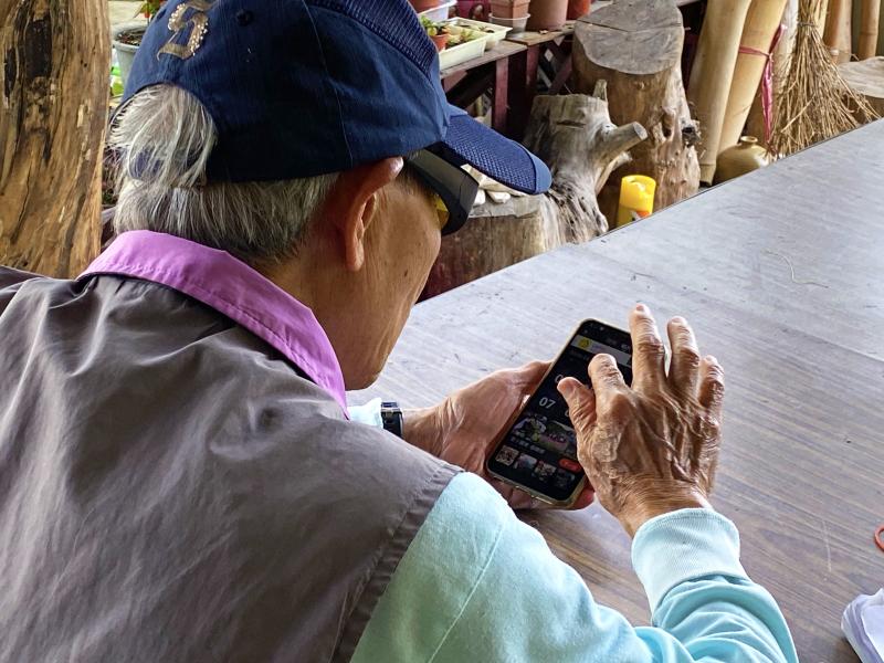 學員使用手機下載剪輯APP