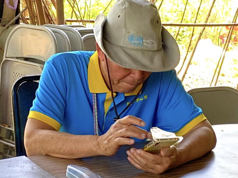 學員使用手機練習影片剪輯