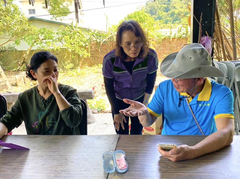 學員使用手機找尋照片、影片剪輯素材