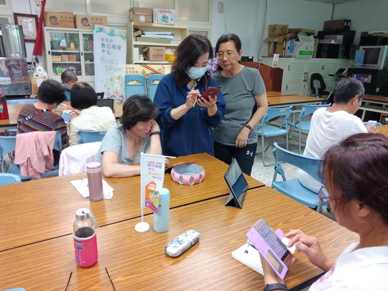 講師與學員教學互動中