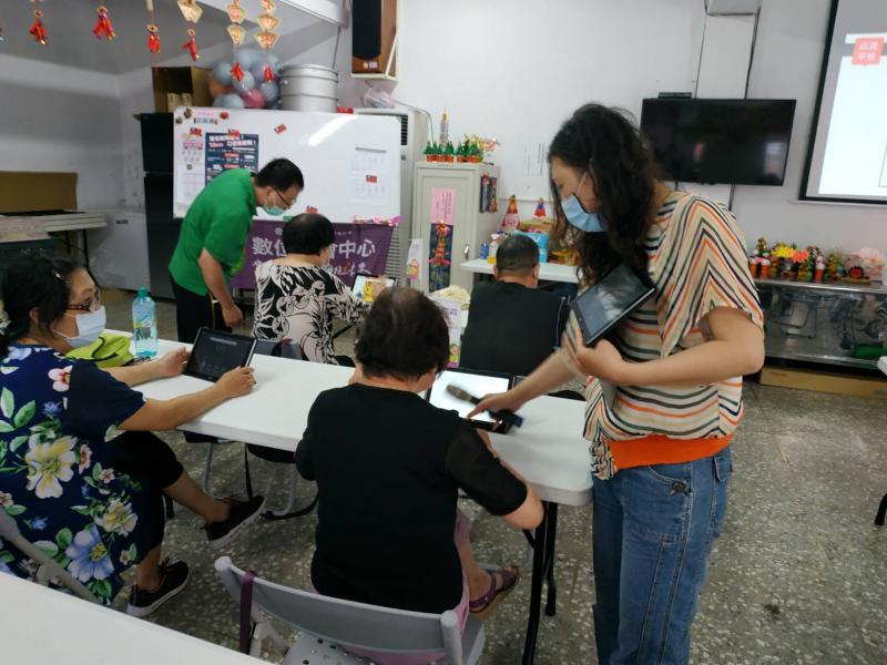 羅老師教平板操作之後，也帶了口罩預購教學