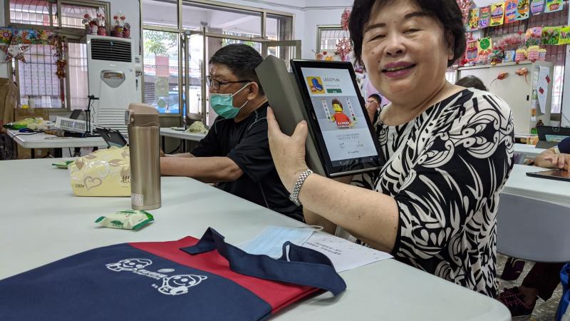 學員聽聞可以借平板，很開心馬上辦理