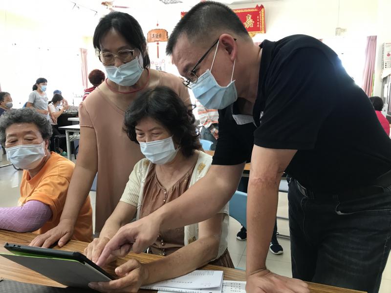 講師與學員討論平板操作問題