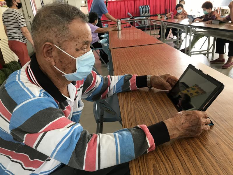 學員練習平板操作及認識平板基本功能