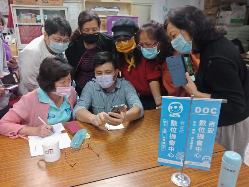 學員專心的學習中。