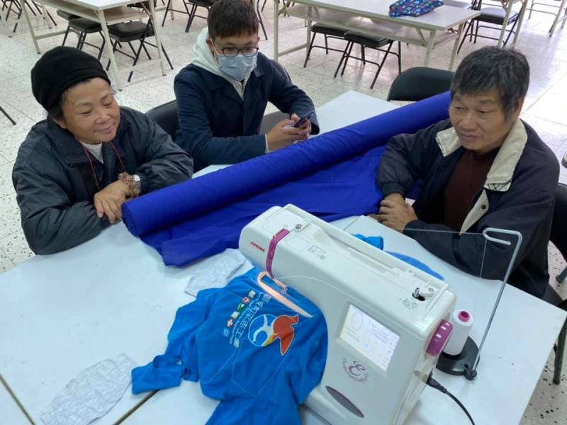 學員操作自動縫紉機