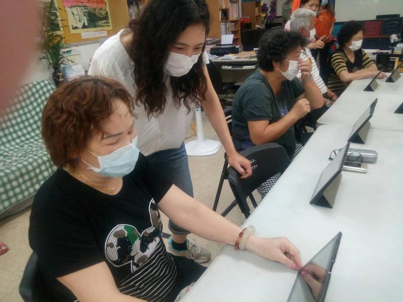 學員實際操作，詢問老師細節問題