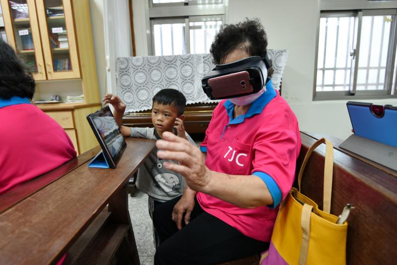 社區上課的長輩們對於新興科技VR機感到非常好奇又新鮮，體驗VR的長輩都彷彿身歷其境般的嘖嘖稱奇