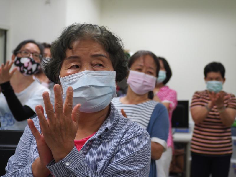 學員們認真做健康操