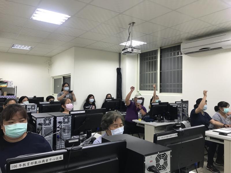 有獎徵答時間　學員們紛紛踴躍舉手