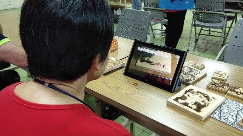 學員搜尋三灣DOC的youtube網站，認識新興科技雷雕機的操作和成果展示。