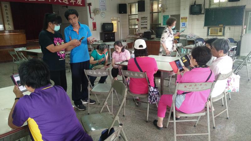 講師正在跟學員講解如何挑選照片/與修圖