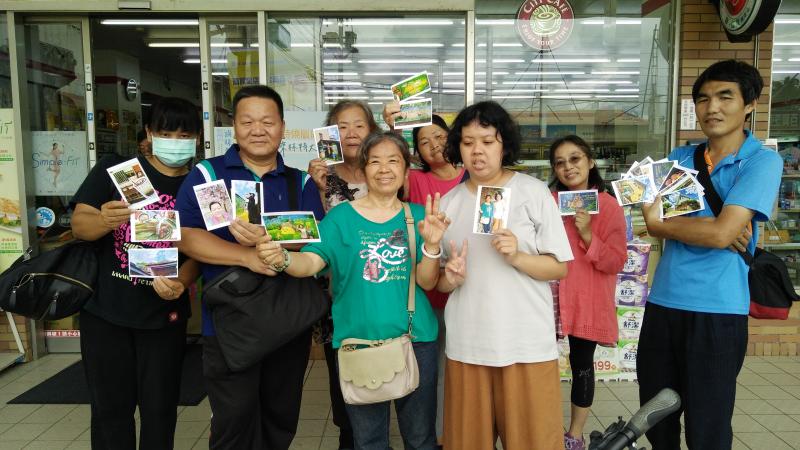 學員們開心拿成果照拍照