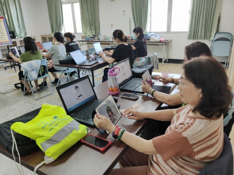 學員認真操作