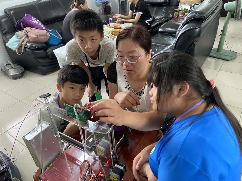 老師講解3D列印機構造