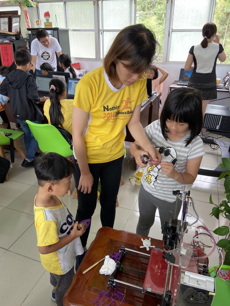 學員親自練習操作3D列印機