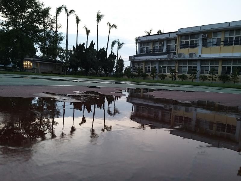 我們在學校操場利用地面水的反射，拍出倒影的相