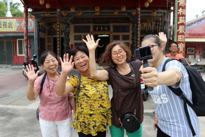 一起對著鏡頭說