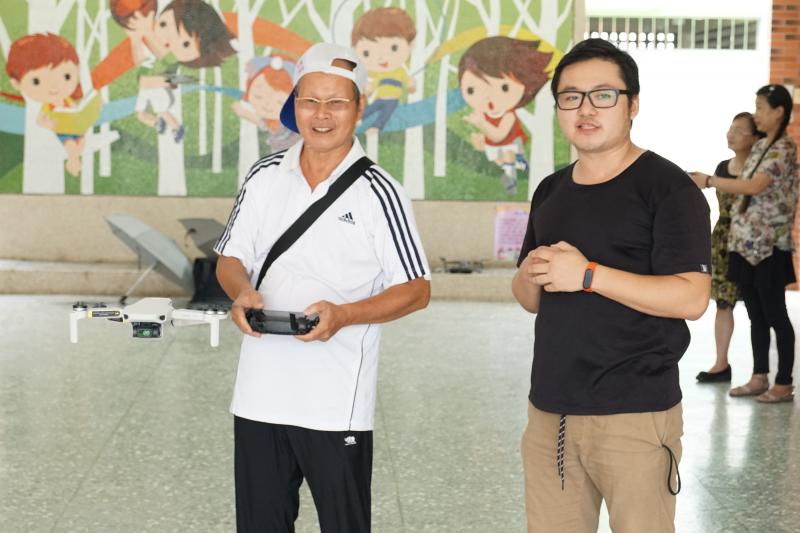 學員實際操作空拍機