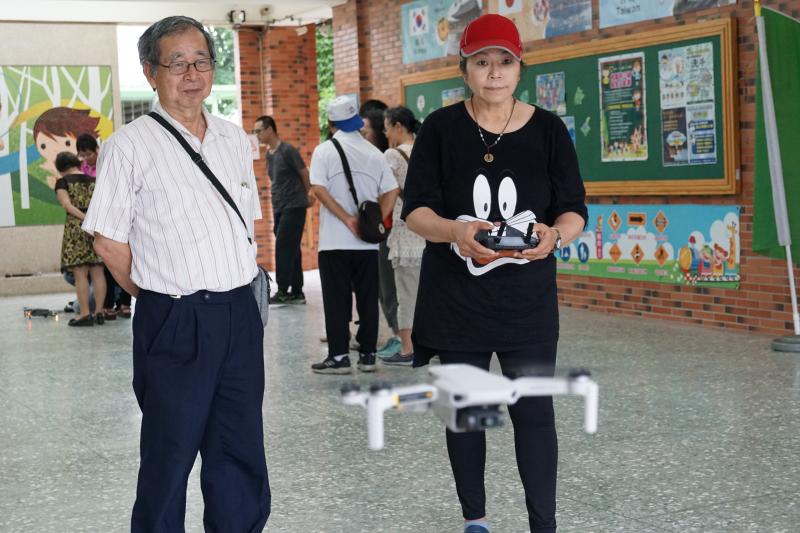 學員操作空拍機