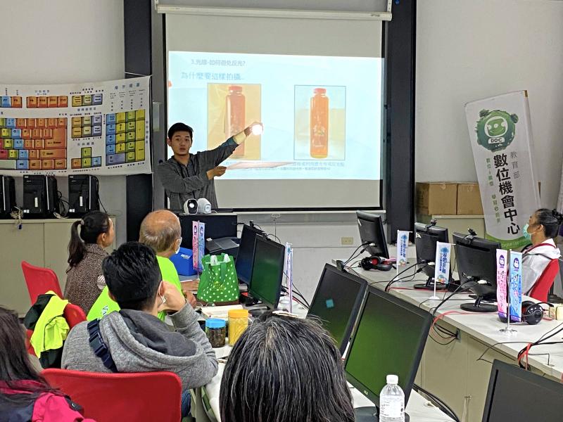 講師在台前認真講課，讓學員了解手機攝影觀念