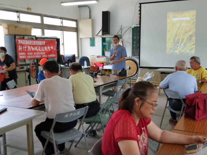 講師在新埔鎮北平社區教導社區銀髮族有關平板及手機的應用