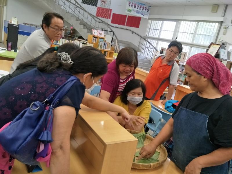 老師帶著阿拜的材料~月桃葉、假酸漿葉帶來教室，教學員分辨假酸漿和曼陀羅的區別