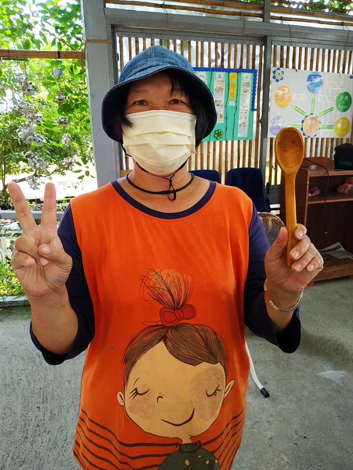 社區志工開心展示自己作品
