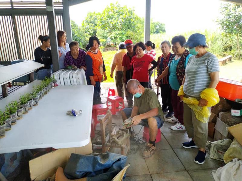 老師講解餐具製作課程