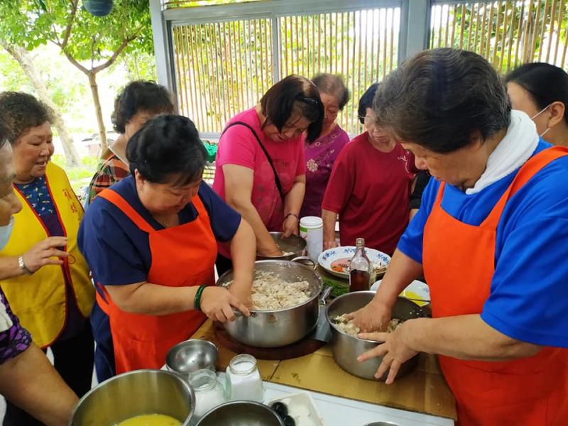 學員製作金棗排骨料理