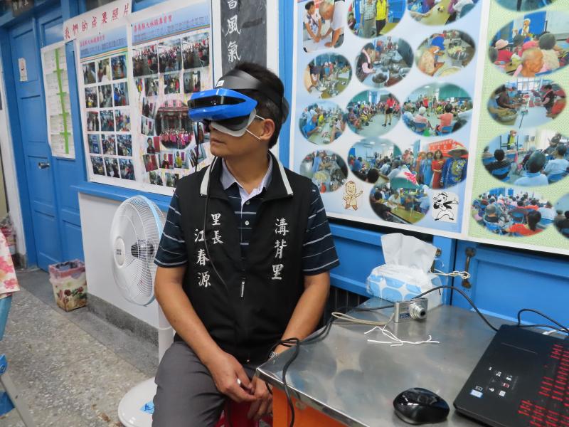 「 VR虛擬實境眼鏡（或稱頭戴式顯示器）」是進入虛擬實境（virtual reality）的唯一媒介，不論是遊戲或看運動直播，只要戴上 VR眼鏡就能仿如置身其中！想去世界各國遊歷,戴上VR機,我來了。穿越空間,令人有身歷其境之感!