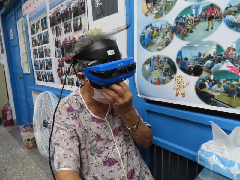 VR機是新興科技,沒玩過ＶＲ你就落伍了，適合好友聚會和親子同樂，趕快來玩吧！