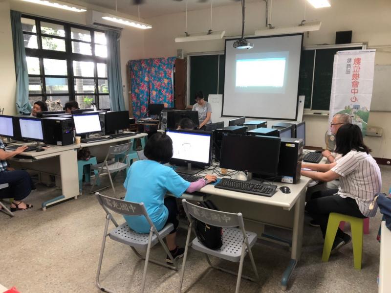 電腦入門學~上課情形，學員們一邊聽老師說明，一邊操作電腦!