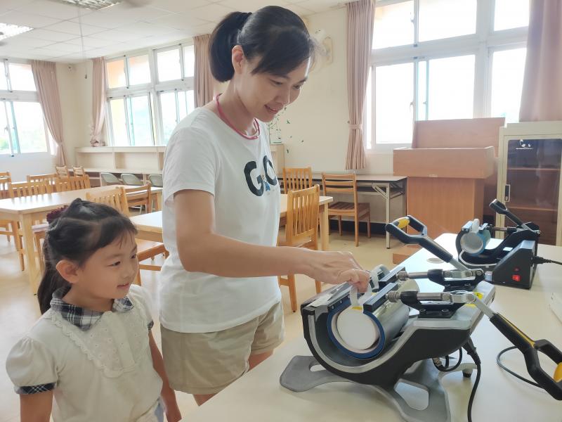 學員自己將馬克杯放進轉印機內