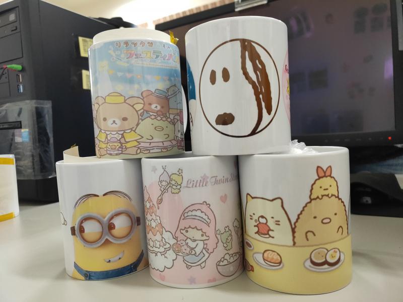 學員們用卡通做的馬克杯合照