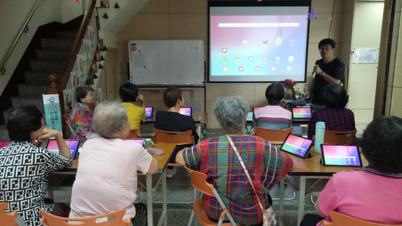 老師教導學員如何使用平板電腦來下載應用程式