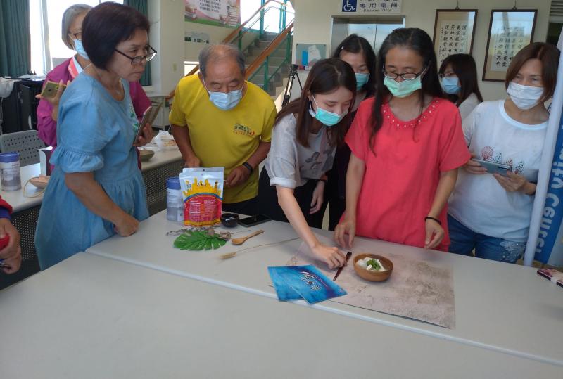 老師教導學員擺盤並拍攝彌陀在地食材虱目魚丸