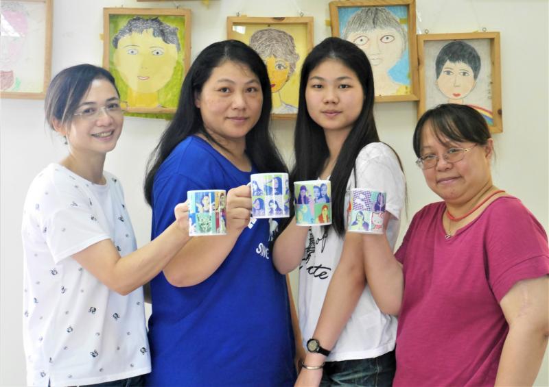 四個女學員與自己的馬克杯作品合照