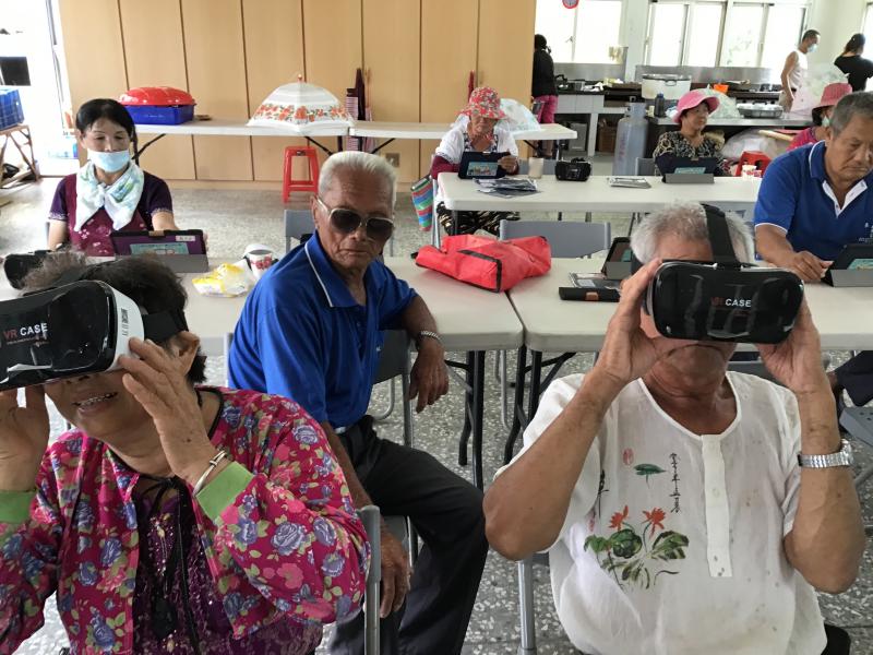 社區長者使用3D眼鏡觀看3D影片
