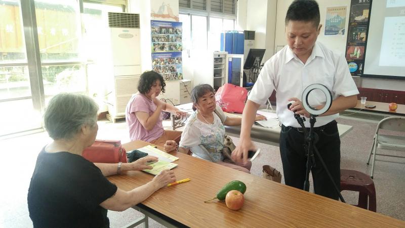 講師展示直播的設備。