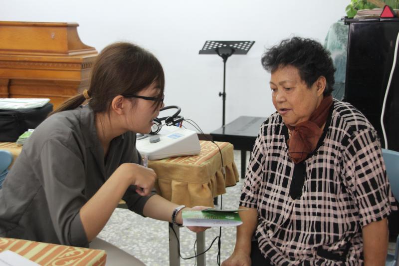 聽力師為學員講解聽力檢測結果。