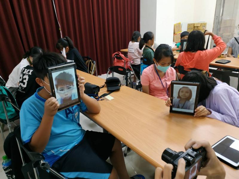 把自己的臉型和造型都變帥變美