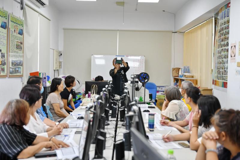 老師在講解完雷雕應用及原理後，學員便開始實際操作，在電腦輸入檔案進行編輯，每位學員都有豐富的想像力，修圖後透過雷雕機開始刻出屬於自己鑰匙圈。