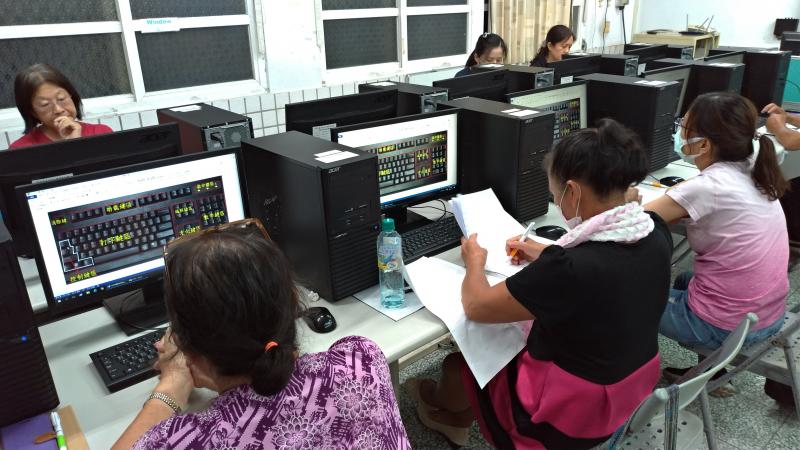 學員認真做筆記