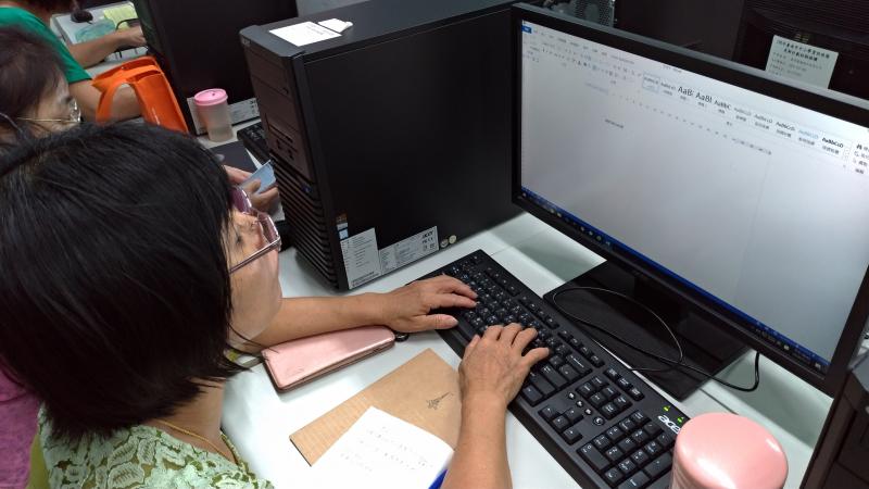 學員正在練習打字