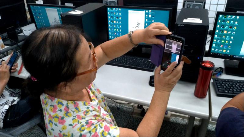 學員正在練習拍照