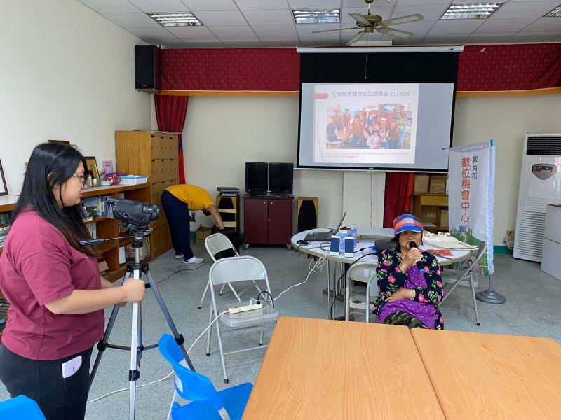 學員開口就來一曲古謠