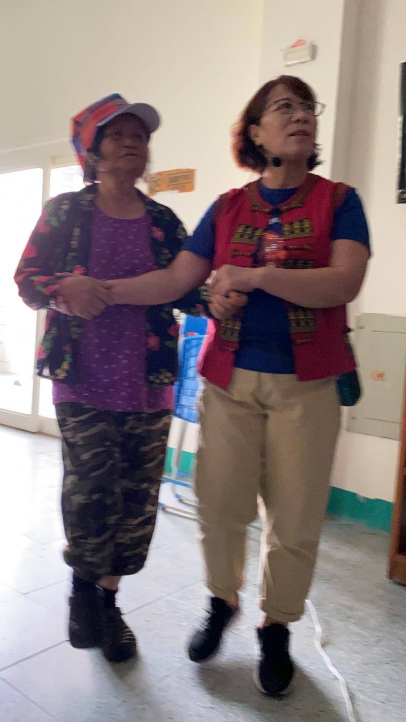 學員邊唱著古謠，邊跳傳統舞